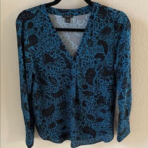 NWOT XSP Ann Taylor Teal and Black Floral V-Neck Blouse